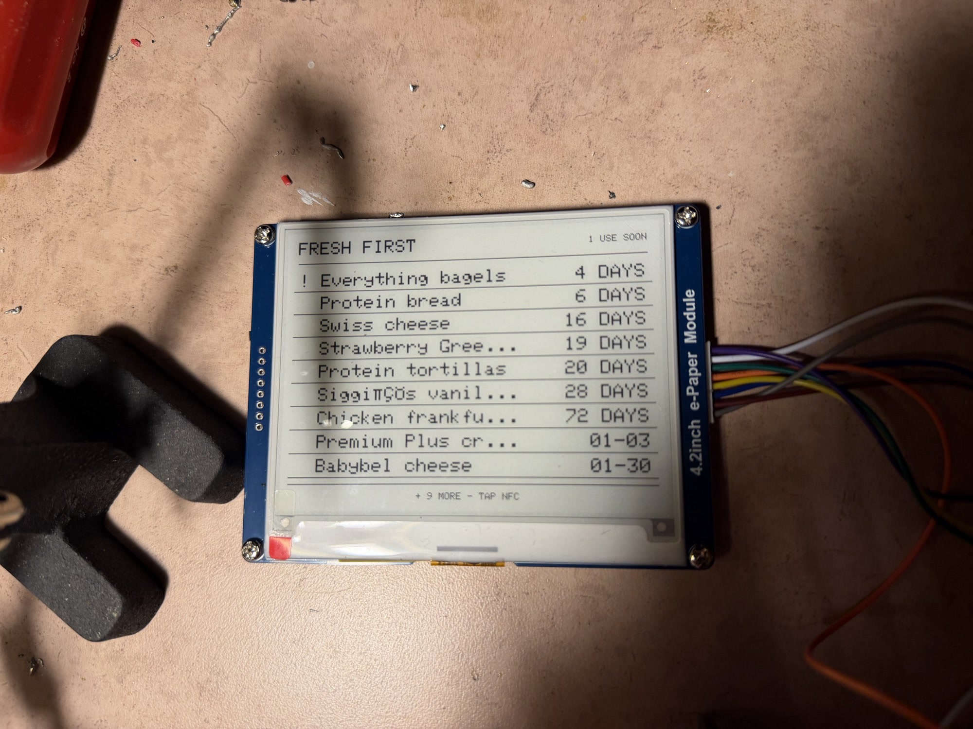 A working expiry-sorted fridge list displayed on the e-paper prototype.